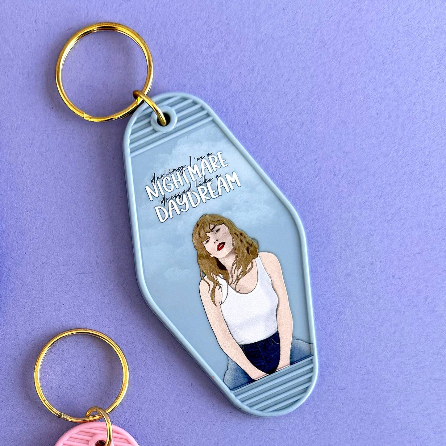 Llavero de motel con el diseño de Taylor Swift de 1989